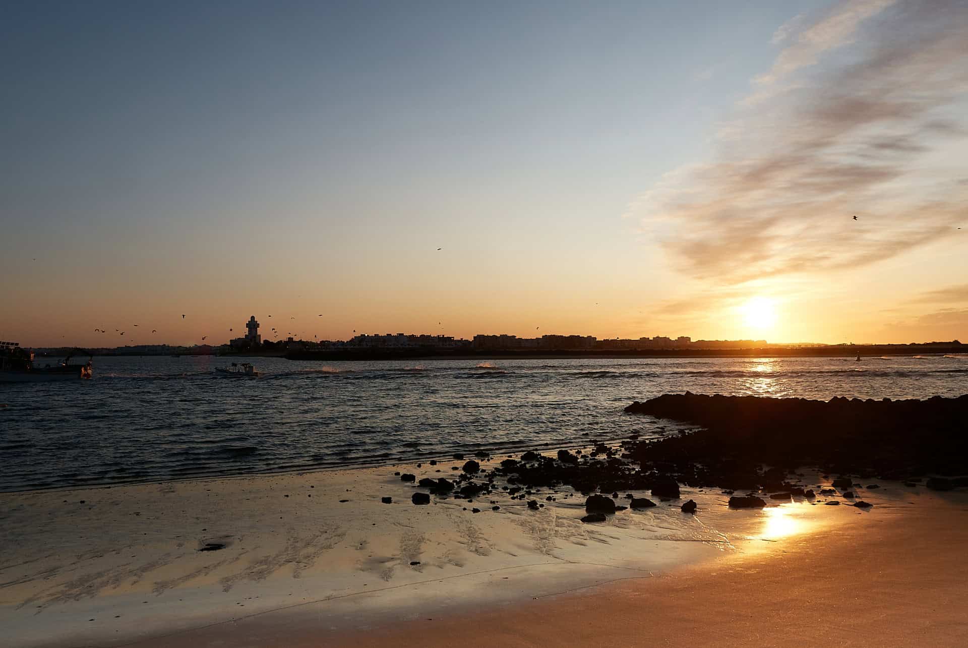 coucher de soleil à isla canela plage proche de seville