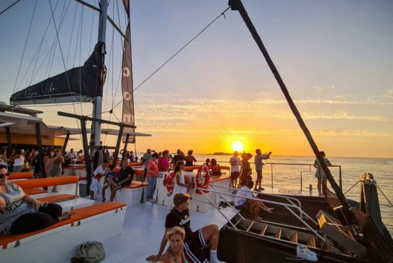 Catamaran à Cadix au coucher du soleil
