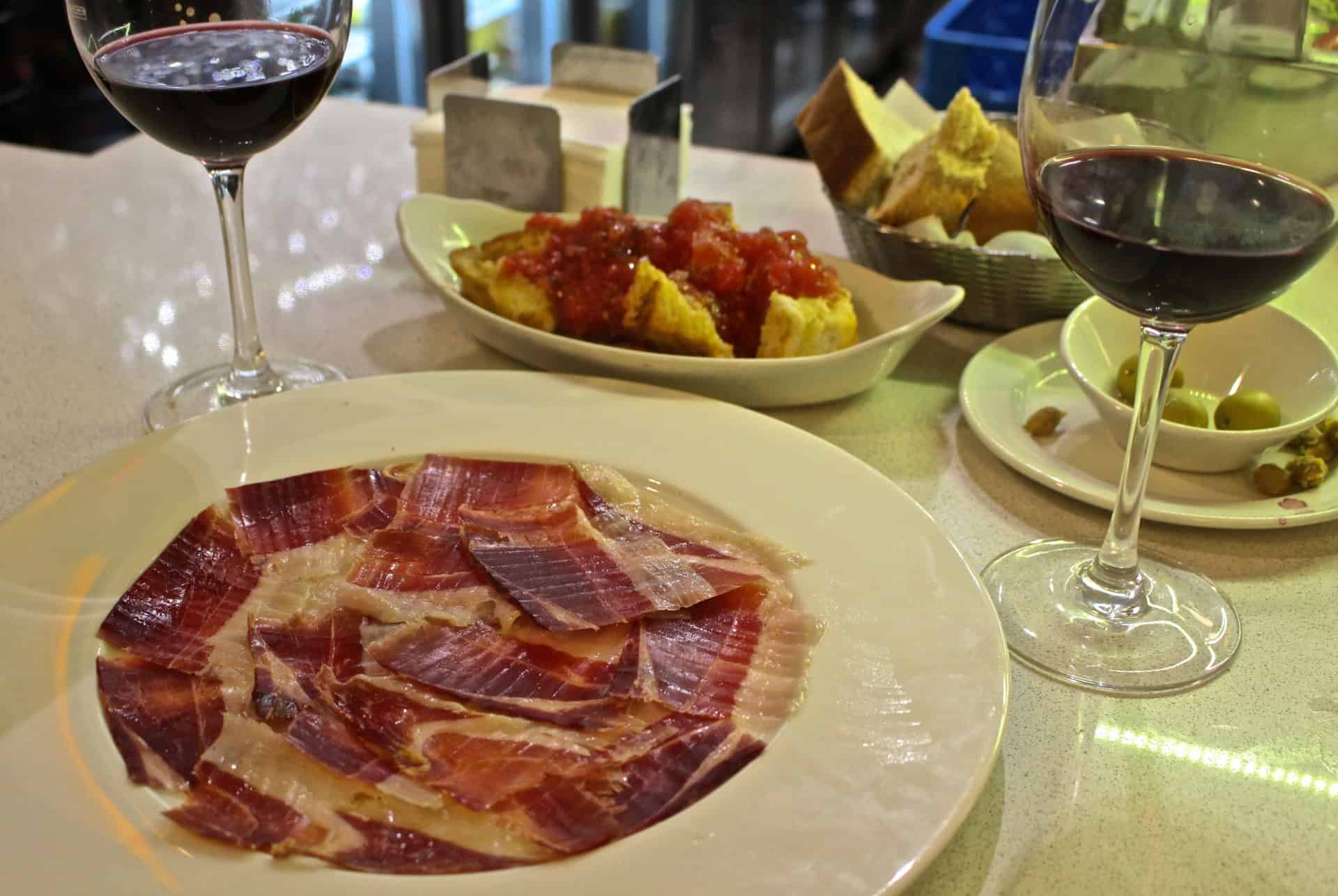 jambon iberique à un bar à tapas de séville jambon iberique à un bar à tapas de séville