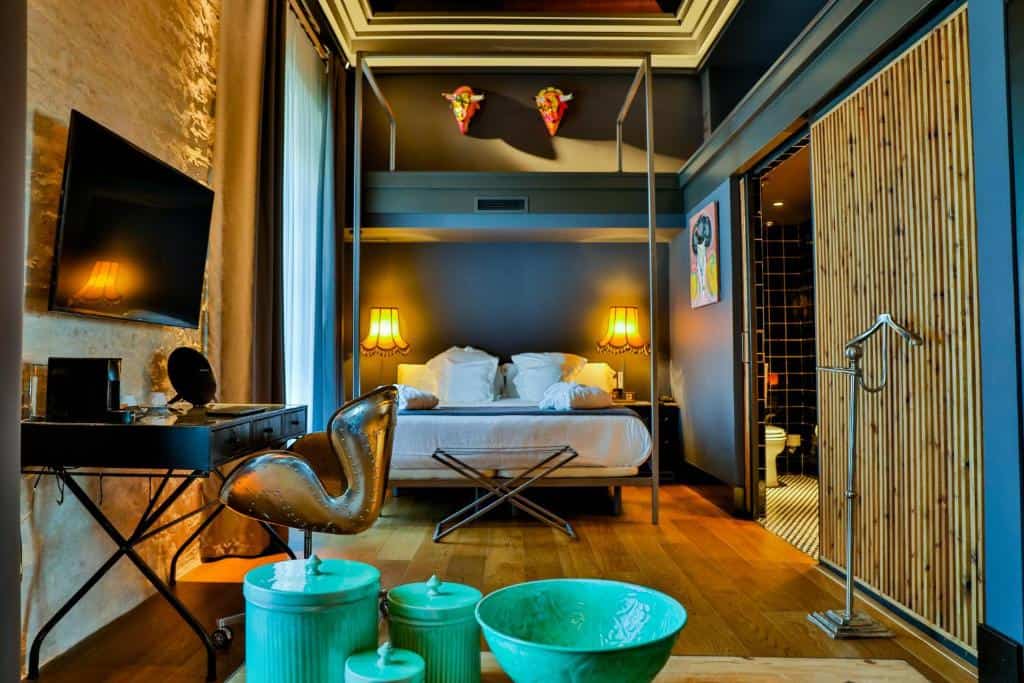 hotel lobby suite